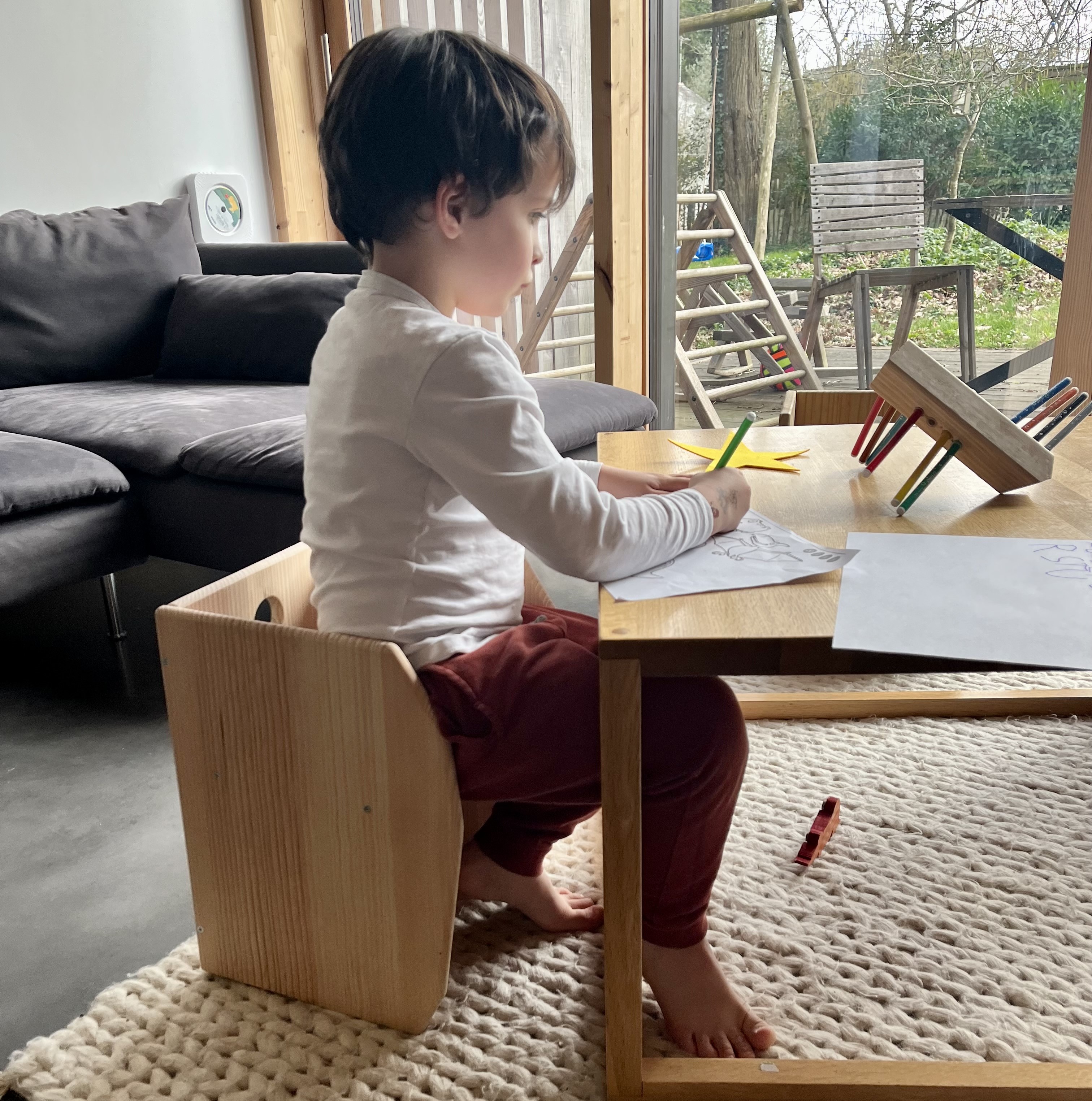 Une chaise évolutive Montessori pour suivre votre enfant dans son apprentissage